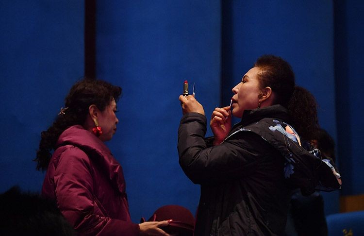 《重返青春》剧照，范明饰演退休大学教授范大铖，与李诚儒、蔡明等同框