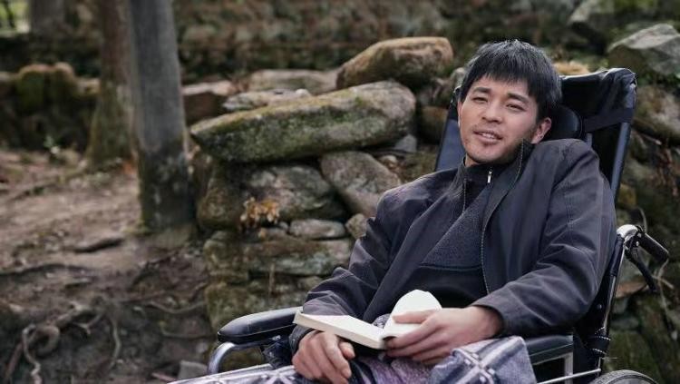 《我的时光激动了》剧照，范明饰演69岁穿越老人，与年轻演员同框