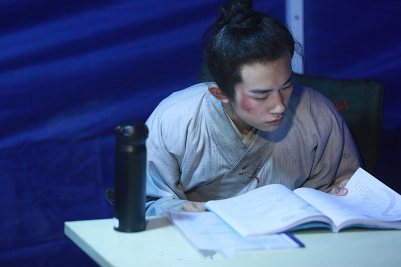 刘一含在片场研读剧本的花絮照
