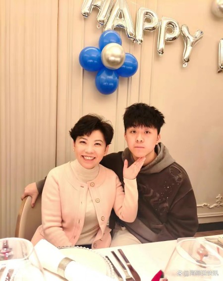 胡小祯与女儿Emma、前夫李进良在18岁生日派对上同框合影