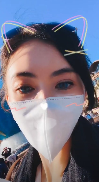 张柏芝带三个孩子出游的背影照