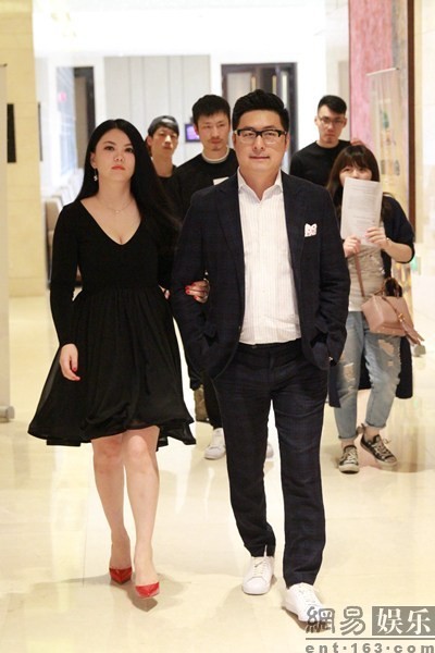 马廷强与黎姿挽手出席活动的红毯照片，展示两人体态差异与互动细节
