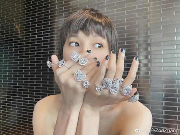 姚笛2018年晒出的鸽子蛋钻戒照片