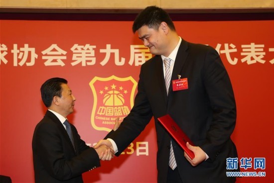 姚明在篮协会议上发言的工作照