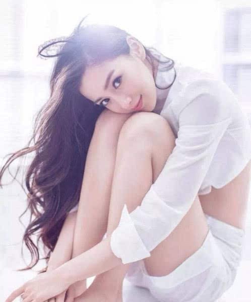 杨Angelababy模特时期拍摄杂志封面的工作照，展示肢体动作