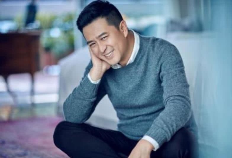 张嘉译在受访时谈及家庭的节目视频截图