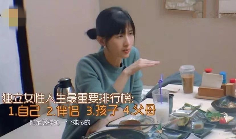 网友关于中年演员婚姻模式讨论的社交动态截图