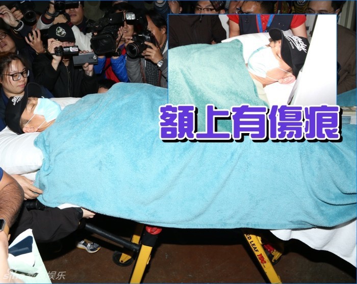刘德华受伤期间朱丽倩陪同外出的媒体抓拍图