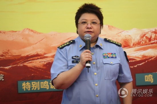 韩红在公益活动现场接受采访，神情坦然