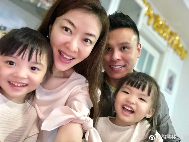 卓依婷社交平台晒出的全家福，与丈夫和女儿的温馨合影