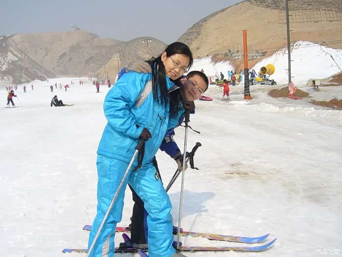 魏坤琳与家人滑雪游玩的温馨合照