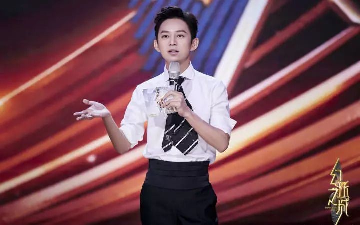 何炅在综艺节目中谈及感情话题时的片段截图