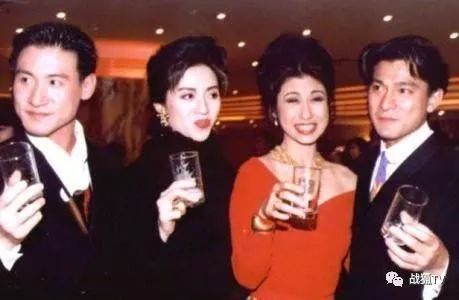 刘德华牵手妻子朱丽蒨现身香港殡仪馆，两人神情哀伤、十指紧扣