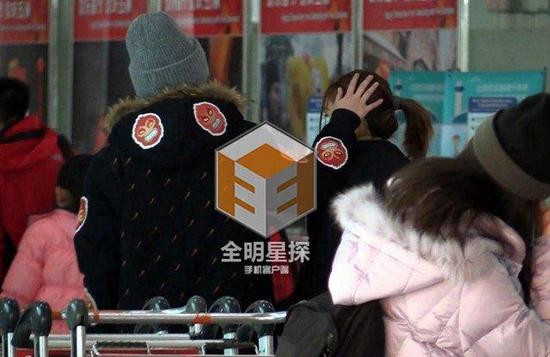 邓紫棋提着蛋糕现身华晨宇公寓门口被拍到的画面