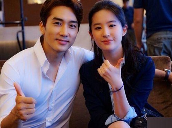 李健与妻子在片场或生活中的同框甜蜜瞬间