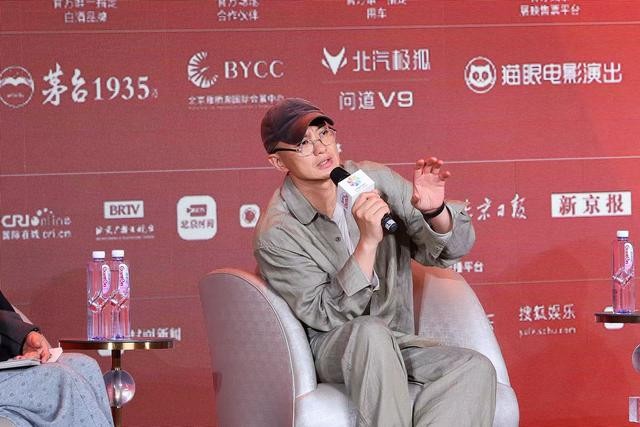 周一围在北影节表演公开课现场与刘天池、潘斌龙对谈的照片