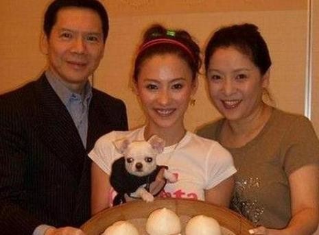 李连杰与利智及女儿家庭合照，体现家庭温馨氛围