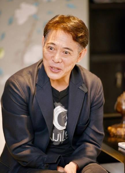 李连杰近照，两鬓斑白、面容沧桑的画面