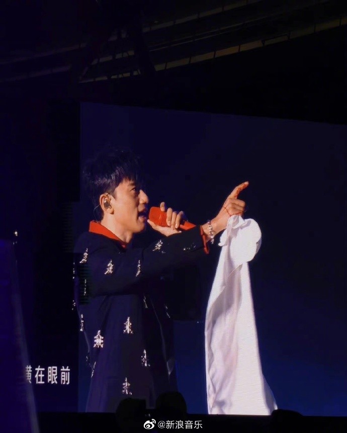 张杰演唱会现场照片，舞台灯光绚丽，观众席座无虚席