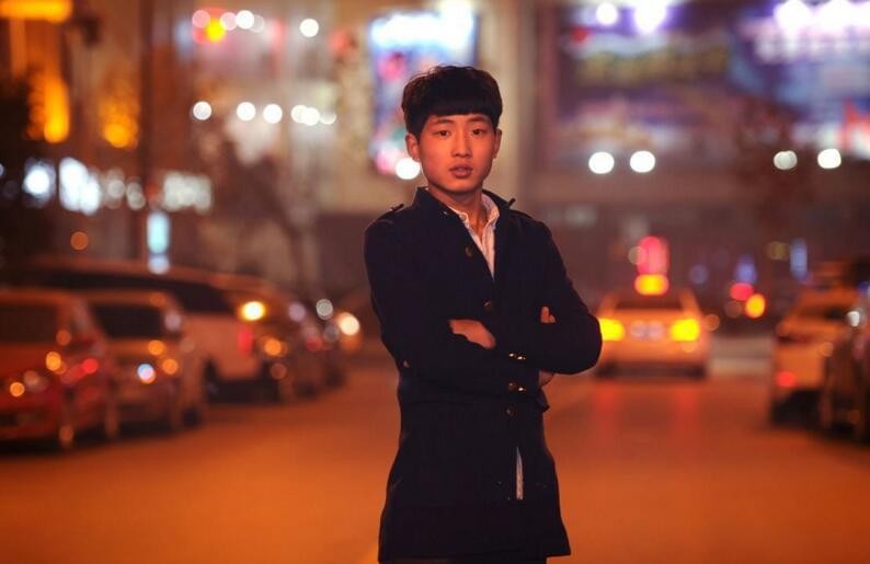 吴克群近年在广西助农卖水果的生活照