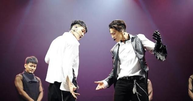 Super Junior完整体活动合照——银赫与东海在人群中并肩而立