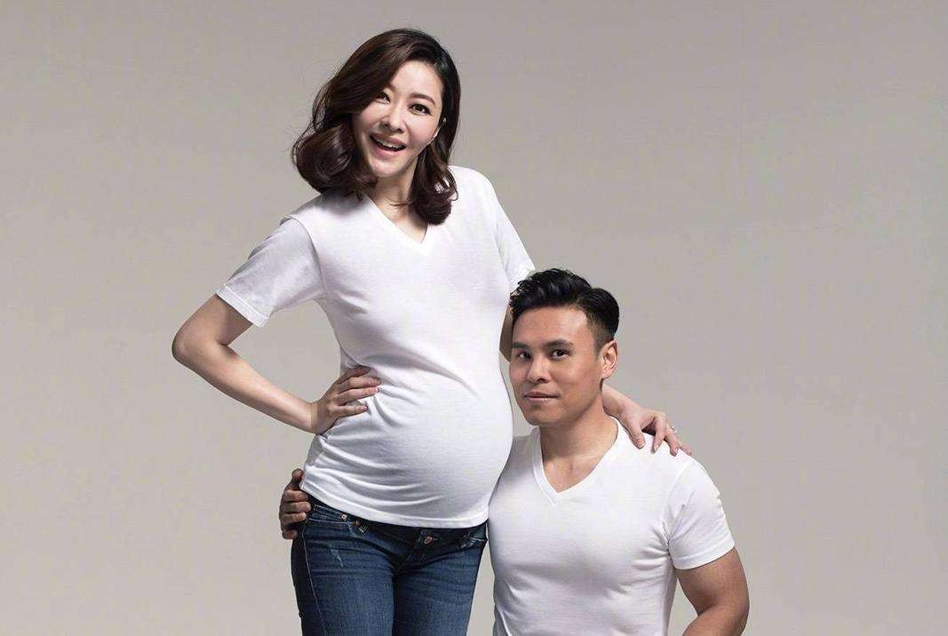 苗圃与丈夫陈义红带双胞胎子女出行街拍