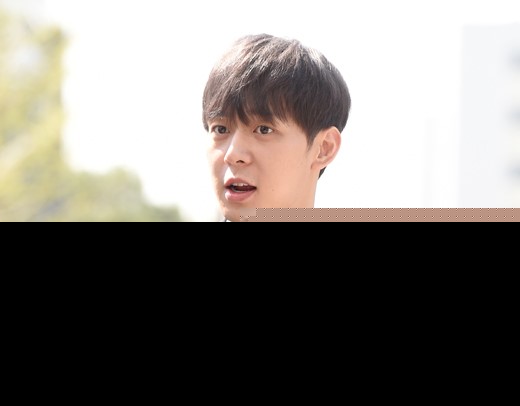 朴有天召开新闻发布会道歉现场图