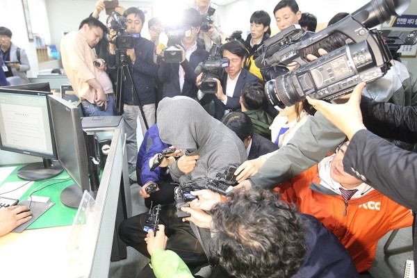 韩国警方传唤调查现场新闻图